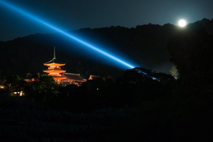 特別拝観期に清水寺から放たれる青い光