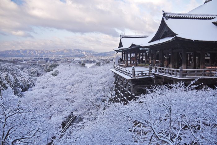 雪の積もった清水の舞台